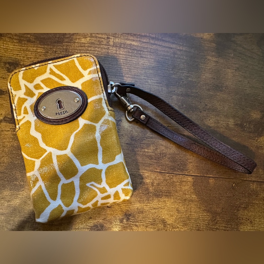 Fossil Key Per Giraffe Wristlet